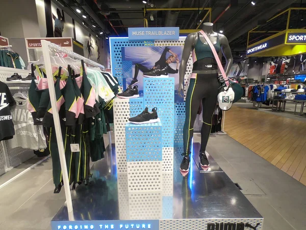 Dubai, Emirados Árabes Unidos - Março 2019 Mercadoria Puma exibida para venda no manequim. Puma Sports desgaste, sapatos, tampos de tanques e saco para venda dentro de uma loja . — Fotografia de Stock