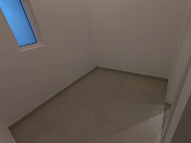 Boş bir oda. Koyu beton tarzı. Mağaza odası. Boş oda, ahşap zeminlere sahip depolama alanı.