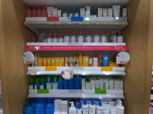 Dubai Emiratos Árabes Unidos abril 2019 - productos cosméticos Bioderma se exhibe en una tienda médica . —  Fotos de Stock