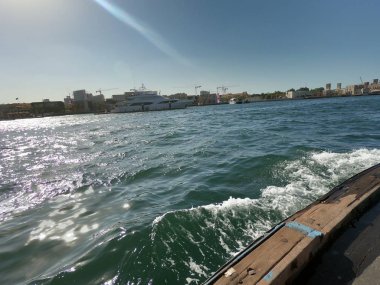 Dubai, BAE geleneksel su taksilerde panoramik görünüm. Creek Körfezi ve Deira bölgesi. Birleşik Arap Emirlikleri ünlü turist hedef. Dubai 'de Bay Creek tekneler Abra feribot Cruise iş