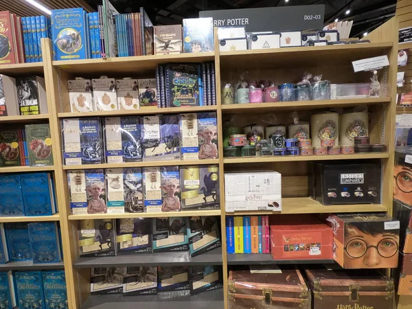 Dubai Emirados Árabes Unidos maio 2019 Harry Potter Livros e Mercadorias exibido em uma biblioteca, livraria. Ampla variedade de livros à venda . — Fotografia de Stock