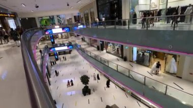 Dubai Bae - Mayıs 2019: Dubai Mall Interior. Dubai Alışveriş Merkezi'nde yürüyen insanlar. Dükkanlara girip çıkan insanlar