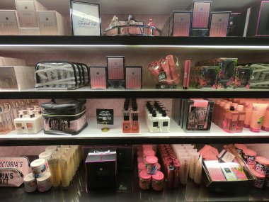Dubai BAE - Mayıs 2019: Victoria 's Secret mağazasında. Victoria 's Secret parfümleri, satılık kremler. Victoria 's Secret kadın iç çamaşırı, kadın giyim ve güzellik ürünleri perakendecisi..