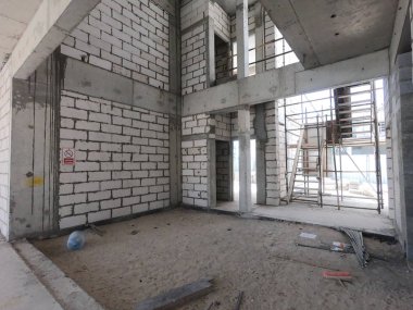 Arazi üzerinde modern bir ev inşaatı. Mevcut İnsanlar Yok.