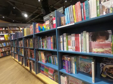 Dubai Bae Mayıs 2019 - Gıda Diyeti Tarifi Kitapları bir kütüphanede, kitapçıda sergilendi. Satılık Kitap Geniş Bir Çeşitlilik.