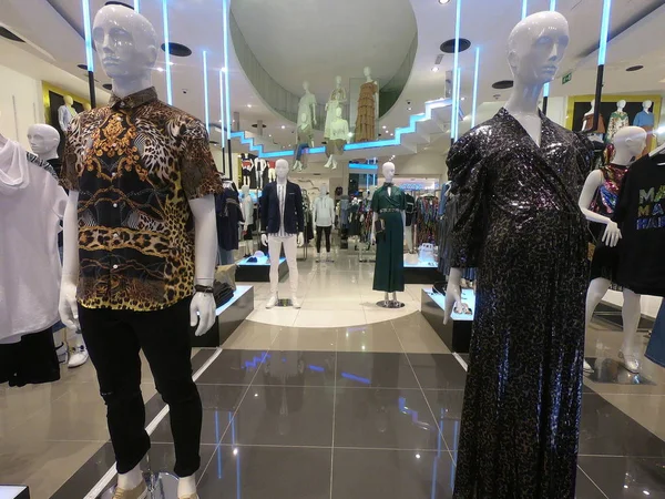 Dubai UAE-május 2019: férfi és nő Mannequin megjelenítő díszes ruhákat eladó. Ruházati üzletben eladásra megjelenített ruhák. — Stock Fotó