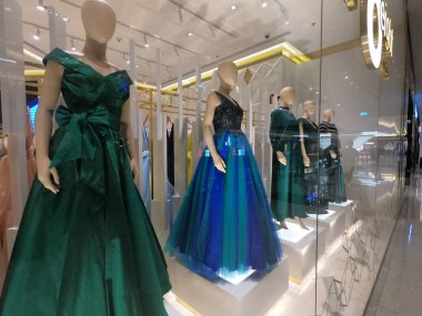 Dubai Bae - Mayıs 2019: Dubai'de bir alışveriş merkezinde satışa sunulan manken üzerinde Mavi Renkli Kadın Giysileri.