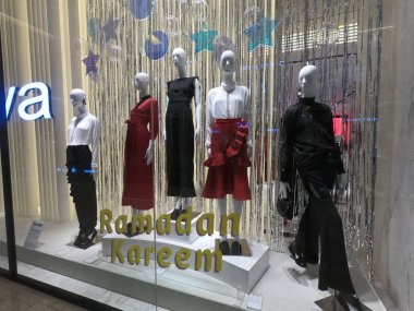 Dubai Bae - Mayıs 2019: Dubai'de bir alışveriş merkezinde satışa sunulan manken kıyafetleri.