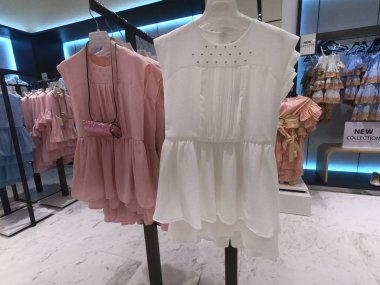 Dubai Bae - Mayıs 2019: Dubai'de bir alışveriş merkezinde satışa sunulan manken üzerinde Kids Clothes.