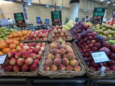 Dubai Bae - Mayıs 2019: Erik, Şeftali, Portakal Armut bir süpermarkette satışa görüntülenir. Piyasada satın almak için stoklanmış meyveler.