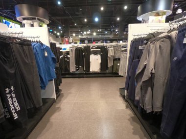 Dubai BAE Mayıs 2019 - Spor Kıyafetleri Dubai 'de bir alışveriş merkezinde satışa sunuldu.