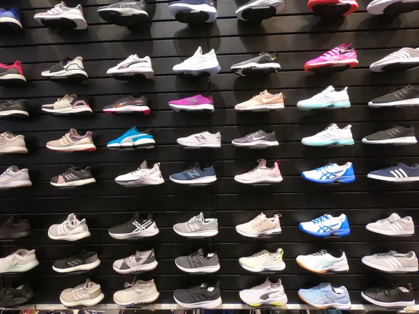 Dubai Bae Mayıs 2019 - Farklı spor ayakkabı büyük koleksiyonu. Satılık çeşitli spor choes - Nike, Adidas ve Puma.