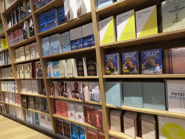 Dubai BAE Mayıs 2019 - Kitaplar bir kütüphanede, kitapçıda sergileniyor. Satılık Kitapların Geniş Çeşitliliği.