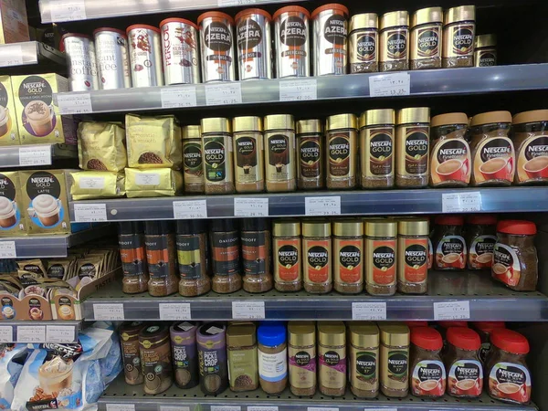 Dubai Emiratos Árabes Unidos - Mayo 2019: Varios paquetes de café en una pared de estantes. Carreteras de estantes con productos de mercancías dentro de un supermercado en EAU Dubai . — Foto de Stock