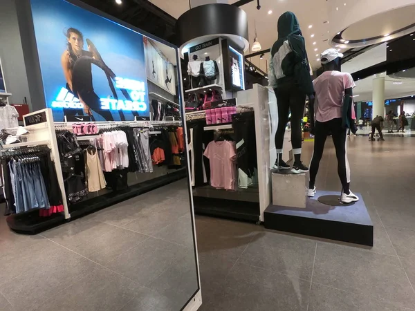 Dubai Emirados Árabes Unidos maio 2019 - Roupas esportivas exibidas para venda em um shopping no Dubai. Interior de uma loja de roupas esportivas — Fotografia de Stock