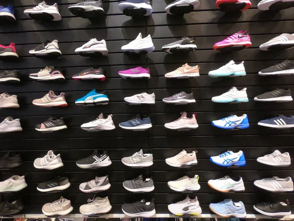 Dubai Emirados Árabes Unidos maio 2019 - Grande coleção de diferentes sapatos esportivos. Choes esportivos sortidos para venda - Nike, Adidas e Puma . — Fotografia de Stock