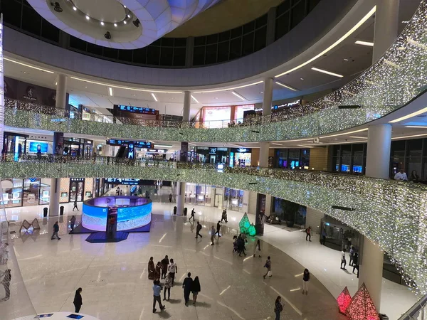 Dubai EAU - Mayo 2019: Personas dentro del Gran Atrio dentro del Dubai Mall. Centro comercial Interior View Dubal Mall. centro comercial más grande del mundo basado en el área total — Foto de Stock