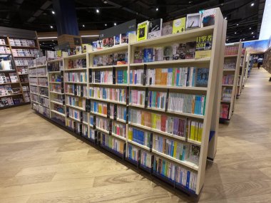 Dubai Bae Mayıs 2019 - Çin Kitapları bir kütüphanede, kitapçıda görüntülenir. Satılık Kitap Geniş Bir Çeşitlilik.