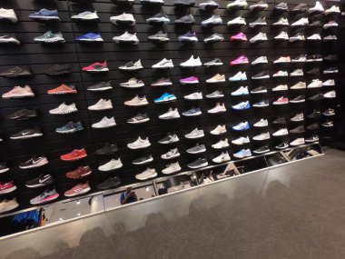 Farklı spor ayakkabı büyük koleksiyonu. Satılık çeşitli spor choes - Nike, Adidas ve Puma.