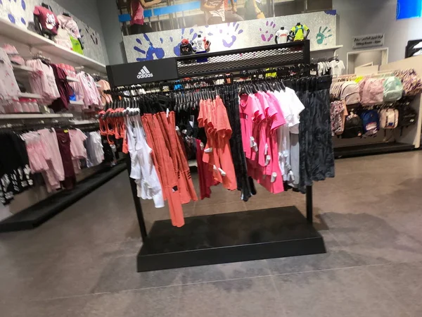 Roupa esportiva exibida para venda em um shopping no Dubai . — Fotografia de Stock