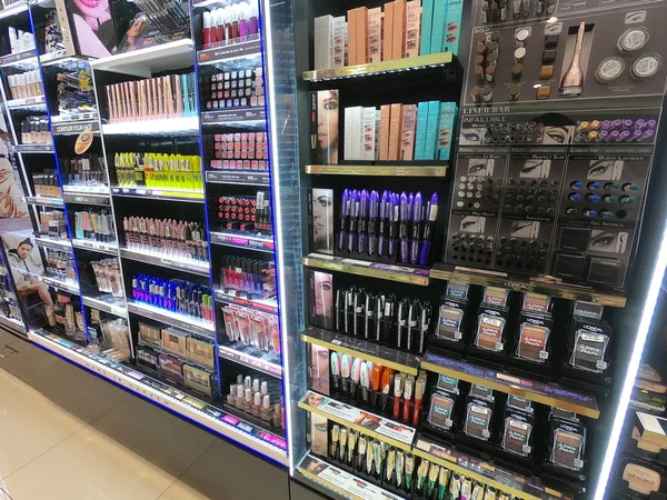 Make-up producten weergegeven te koop bij een supermarkt. Cosmetische producten te koop in Fashion Beauty Shop display. — Stockfoto