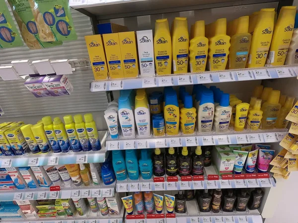 Dubai Emirados Árabes Unidos junho 2019: Protetor solar, Loção e produtos de spray de óleo bronzeador em uma loja. fileiras de prateleiras com variedade de garrafa de protetor solar, & bens em um mercado de supermercado, loja de conveniência . — Fotografia de Stock