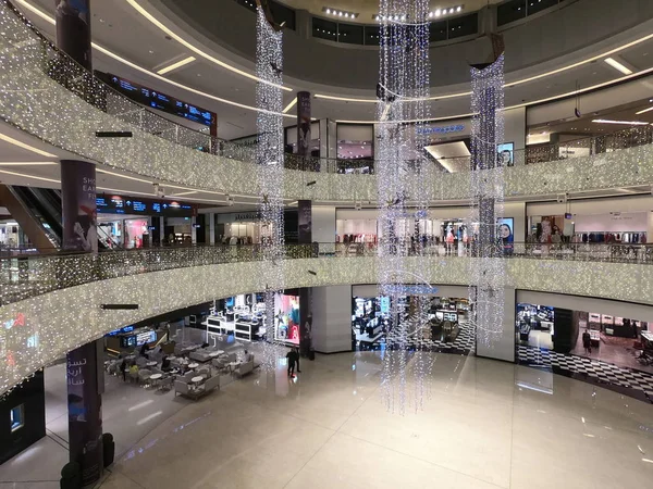 Dubai Emirados Árabes Unidos maio 2019: Pessoas dentro do Grand Atrium dentro do Dubai Mall. Vista Interior Centro Comercial Dubal Mall. maior shopping center do mundo com base na área total — Fotografia de Stock