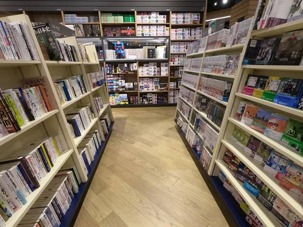 Dubai Emirados Árabes Unidos maio 2019 Livros chineses exibidos em uma biblioteca, livraria. Ampla variedade de livros à venda . — Fotografia de Stock