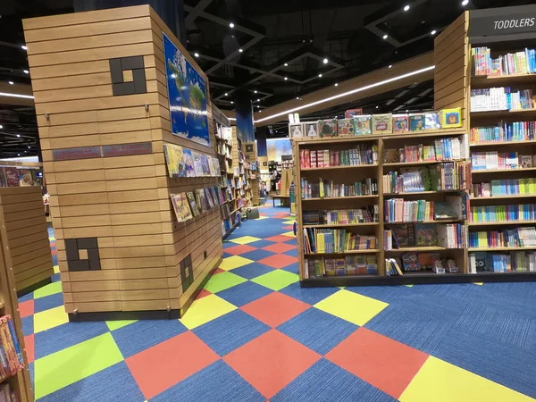 Dubai Emirados Árabes Unidos maio 2019 - Livros para crianças exibidos em uma biblioteca, livraria. Ampla variedade de livros à venda . — Fotografia de Stock