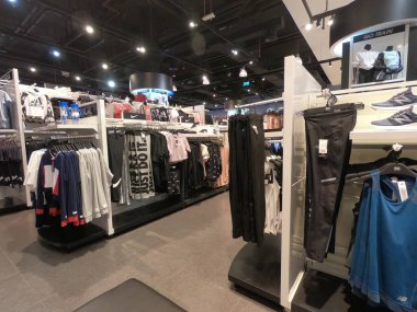 Dubai'de bir alışveriş merkezinde satışa sunulan Spor Kıyafetler.