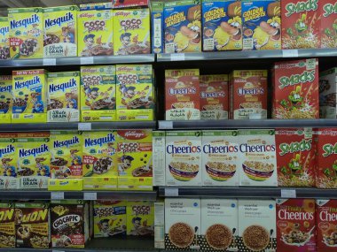 Dubai Bae - Mayıs 2019: Golden Nuggets, Cheerios, smacks, Nesquik, Coco pops, satılık görüntülenen çocuk tahıl kahvaltı gıda.