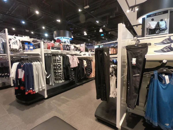Dubai'de bir alışveriş merkezinde satışa sunulan Spor Kıyafetler. — Stok fotoğraf