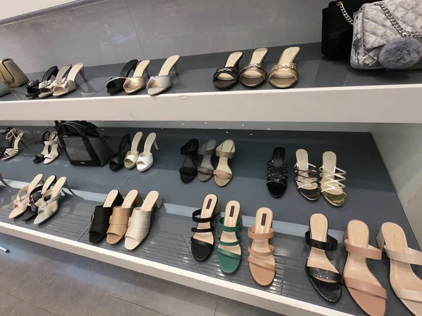 Sapatos femininos e bolsas em exposição para venda em uma boutique de moda. Sapatos e bolsas em uma loja em Dubai . — Fotografia de Stock