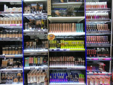 Bir süpermarkette satışa görüntülenen ürünler makyaj. Moda Güzellik Mağazası Ekranında Satılık Kozmetik Ürünler.