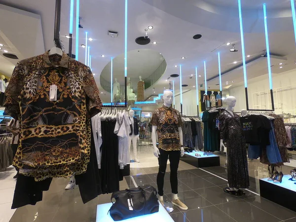 Dubai Emirados Árabes Unidos maio 2019: Homem e mulher manequim exibindo roupas extravagantes para venda. Roupas exibidas para venda em loja de roupas . — Fotografia de Stock