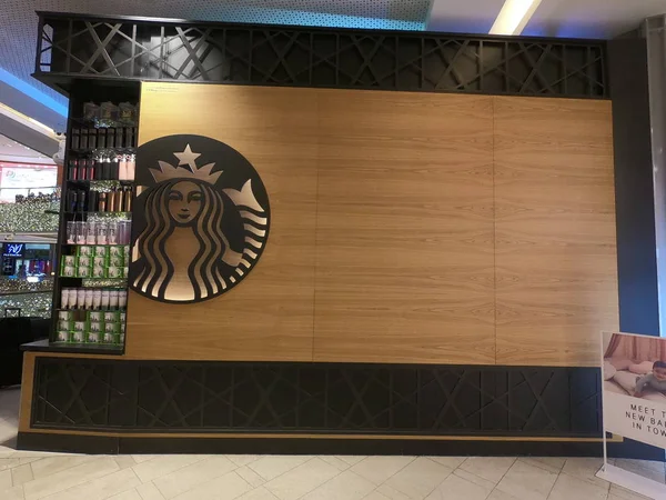 Dubai Verenigde Arabische Emiraten - mei 2019: Starbucks Coffee Dubai filiaal front. Voorzijde van de Starbucks coffeeshop met Starbucks logo. — Stockfoto