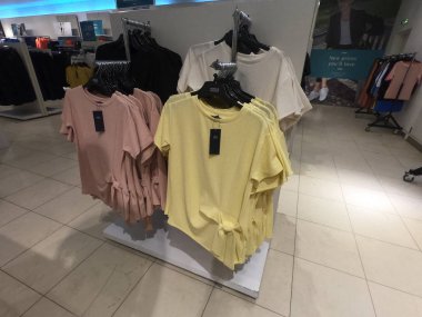 Dubai BAE: Temmuz 2019 - Moda alışveriş merkezinde satış, indirim ve alışveriş, yeni kıyafetler seçmek. Giysiler alışveriş merkezinde asıldı. Renkli kadın kıyafetleri, elbise mağazasında farklı raflarda..