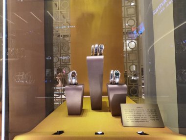 Dubai BAE Haziran 2019 - Bvlgari gece vitrini. Kuyumcu penceresi, mağazaya müşteri çekmek için tasarlanmış ya da satılık ürünleri gösteren bir mağaza penceresidir..