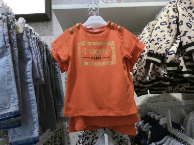 Dubai Bae, Haziran 2019: Çocuk giyim mağazası. Bir mağazada çocuk kıyafetleri, raflarda giysiler, ceketli askılar gösteren mankenler. Farklı renklerde çocuk giysileri.