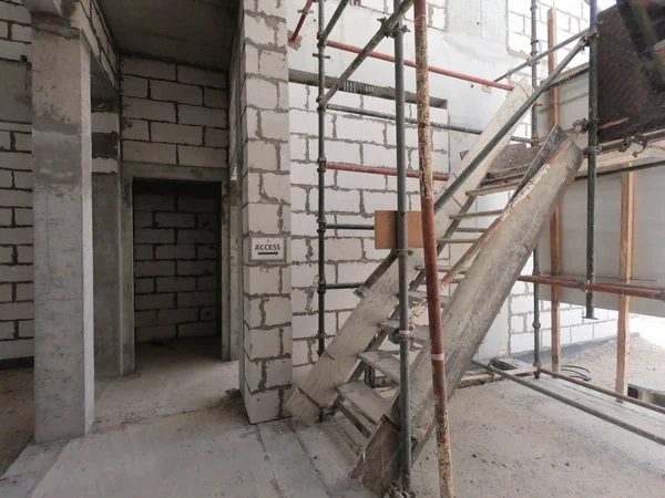 迪拜阿联酋：2019年7月- -在一块土地上建造现代化房屋的工地。没有人在场. — 图库照片