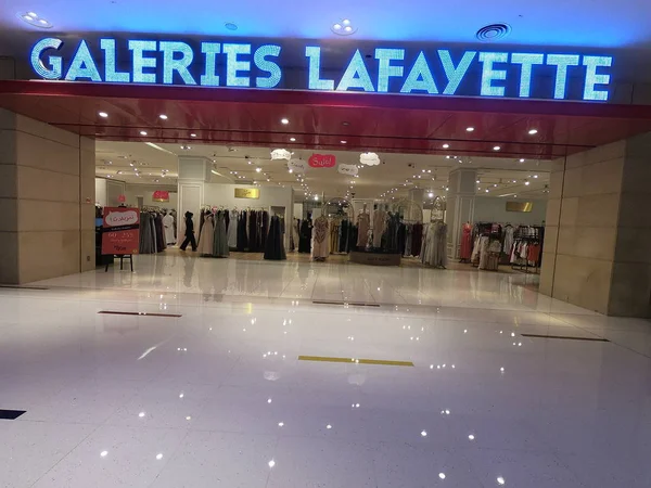 迪拜阿联酋- 2019年7月：阿联酋迪拜购物中心的Galeries Lafayette 。该购物中心是世界上最大的购物中心，以总面积计算。拉法叶购物中心入口. — 图库照片