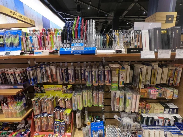Dubaï EAU - Juillet 2019 : Magnifiques étagères colorées dans un magasin de fournitures de bureau.Stylos colorés stockés en rangées à vendre dans l'étagère d'affichage du magasin stationnaire. — Photo