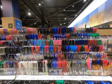 Dubai BAE - Temmuz 2019: Ofis malzemeleri mağazasında renkli güzel kalem rafları. Renkli kalemler sergilenmek üzere sergilenmek üzere satışta..