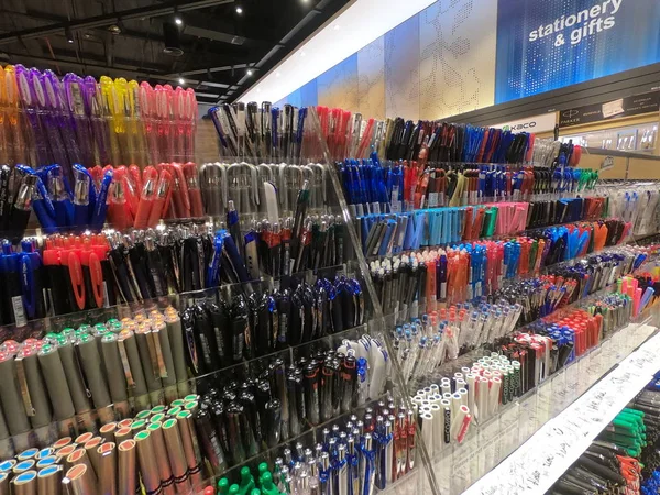 Dubaï EAU - Juillet 2019 : Magnifiques étagères colorées dans un magasin de fournitures de bureau.Stylos colorés stockés en rangées à vendre dans l'étagère d'affichage du magasin stationnaire. — Photo