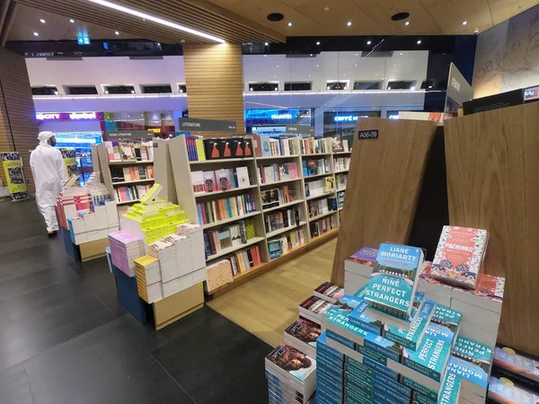 Dubai Emirados Árabes Unidos - julho de 2019: Famous International Books For Sale Na Kinokuniya Book Store, uma das maiores livrarias de varejo do Dubai. Vista interior dentro da livraria. Linhas de diferentes livros coloridos. — Fotografia de Stock
