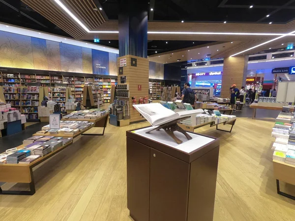 Dubai Verenigde Arabische Emiraten - juli 2019: Beroemde internationale boeken te koop In Kinokuniya Book Store, een van de grootste retail boekhandels in Dubai. Interieur zicht in boekenwinkel. Rijen van verschillende kleurrijke boeken. — Stockfoto