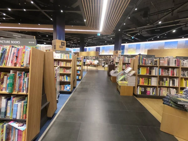 Dubai ZEA - lipiec 2019: Znane międzynarodowe książki na sprzedaż W Kinokuniya Book Store, jednej z największych księgarni detalicznych w Dubaju. Wnętrze księgarni. Wiersze różnych kolorowych książek. — Zdjęcie stockowe