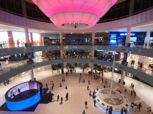 Dubai OAE - July 2019: The Dubai Mall Inside view with people around hoding and shopping. Внутрішній вигляд торгового центру Дубай. — стокове фото