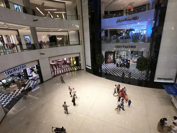 Dubai Verenigde Arabische Emiraten - juli 2019: De Dubai Mall binnen bekijken met mensen rondom wandelen en winkelen. Interieur uitzicht op Dubai winkelcentrum. — Stockfoto