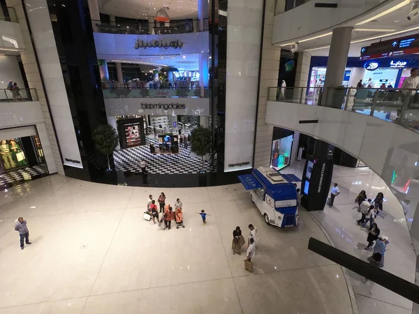 Dubai Emirados Árabes Unidos julho 2019: O Dubai Mall vista interna com pessoas em torno de caminhadas e compras. Vista interior do shopping Dubai. — Fotografia de Stock